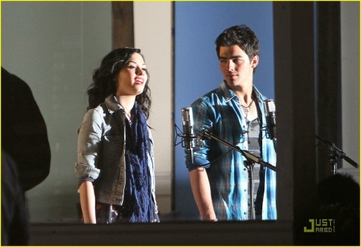 normal_joe-jonas-demi-lovato-wave-beach-01