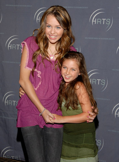 Miley-Cyrus---Ryan-Newman-miley-cyrus-118584_422_576