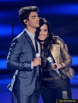 Demi-At-American-Idol-Elimantion-Show-demi-lovato-11081324-303-399 - demi lovato at american idol