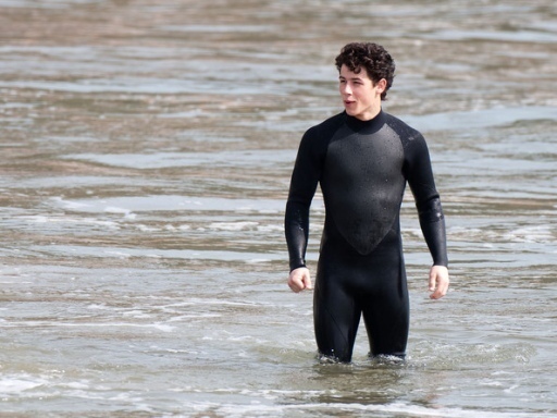 -Out-on-the-set-of-JONAS-in-Malibu-CA-3-01-nick-jonas-10684675-512-384 - yaaay-nick on the set of JONAS season 2-i think is hooot
