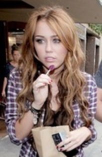 18155038_ESVMSCPAK - Miley and Liam sucking on lollipops