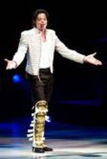 11-michael-jackson-081407 - mj