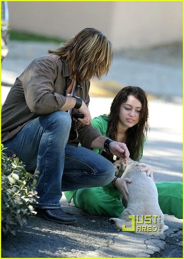 miley-cyrus-stray-dog-05