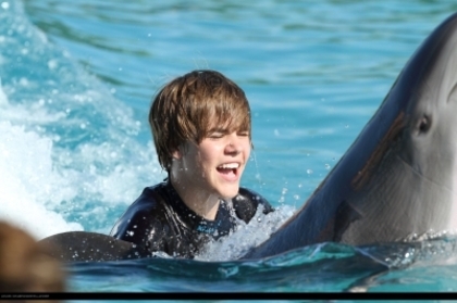 16178187_YMWHPCUCM - Justin Bieber in water with dolphin