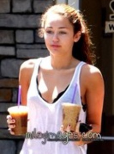 26264332_VMROWARKD - x Leaving Coffe Bean in Toluca Lake