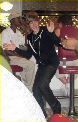 justin bieber dancing (3) - Justin Bieber Dancing In Bahamas