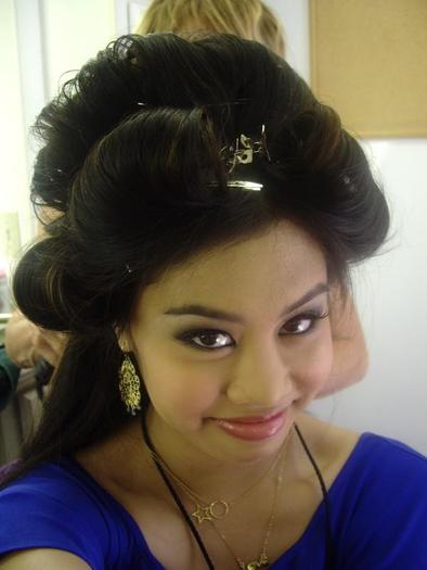 This is what my hair looks like before a red carpet... Hahahaha - Kids Choice Awards 2009
