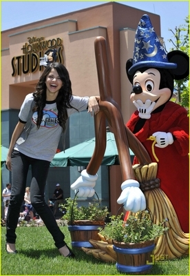 normal_selena-gomez-mickey-mouse-04