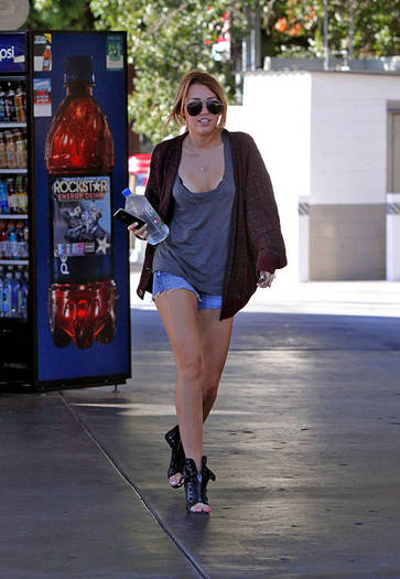 Miley-Cyrus_COM_TolucaLake_14Sept2010_02 - Miles 2010