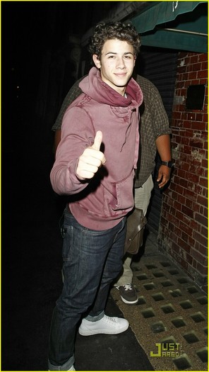 nick-joe-jonas-m-cafe-04 - Nick-out at queens theatre London