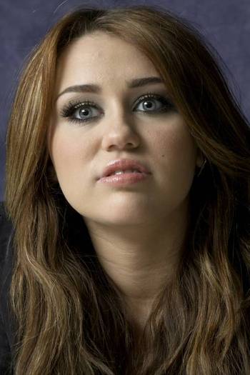 Miley-Cyrus_COM_TheLastSongMunawarHosainPortraitShoot_13March2010_099