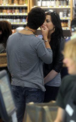 Demi and Joe at a local Grocery Store (13)