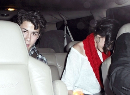 normal_011~4 - Selena and Nick at Phillipe Chows-February 2nd 2010