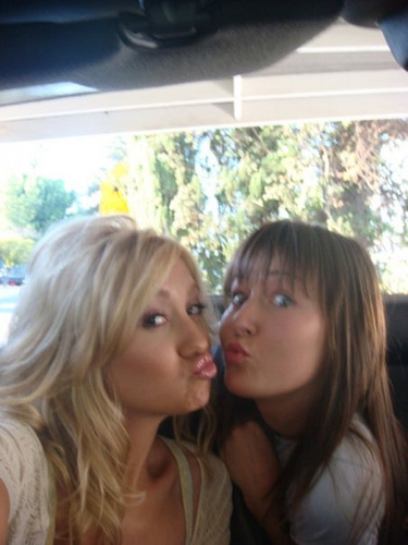 over here.kiss (1) - me and amelia_2 funny pics