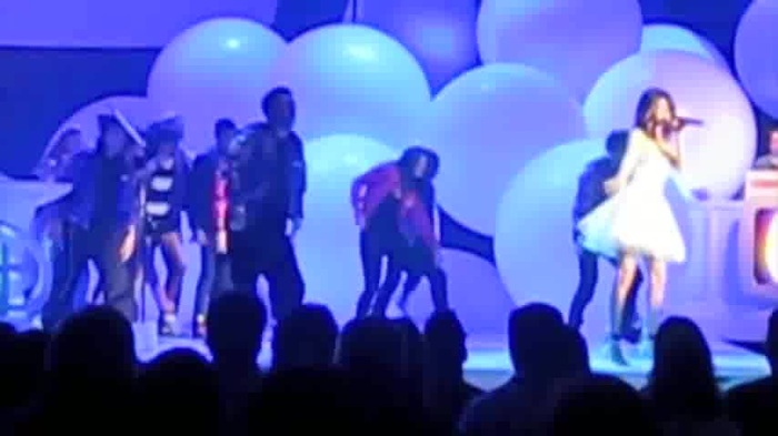 SELENA GOMEZ Performs Live with BELLA. ZENDAYA and Entire SHAKE IT UP Cast! 144