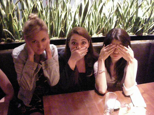 Sel with her friends :X:X ... funny this pic :X:X the real it's funny :))