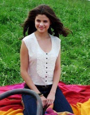 Selena Gomez (23)