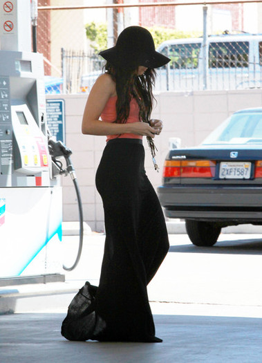 Vanessa+Hudgens+Pumping+Gas+Hollywood+8_ADbW9W6EOl