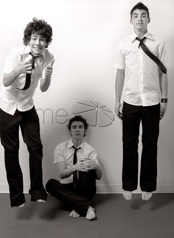 008 - Jonas Brothers Photoshoot 004-00