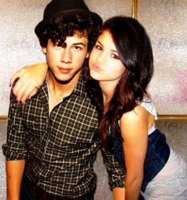 12 - Club Selena Gomez and Nick Jonas