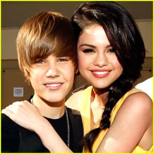 justin-bieber-selena-gomez-protective