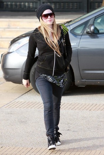 Avril+Lavigne+Shopping+Barneys+New+York+-7ca2h5DD2Il