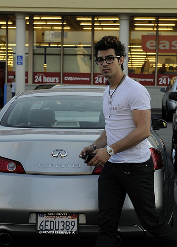 Out-getting-starbucks-with-Jack-joe-jonas-10452518-358-500 - JOE-Out at a local Starbucks in Los Angeles