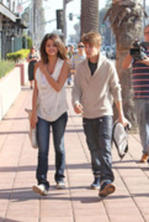 31454106_WTDPUPVQX - X Selena Gomez and Justin Bieber at the Santa Monica Pier