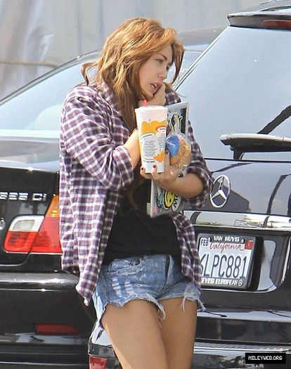 Out-and-About-in-toluca-lake-april-16th-miley-cyrus-11590706-879-1115 - cool miles