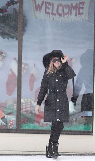 Avril-and-Brody-Christmas-shopping-at-Kingston-Ontario-avril-lavigne-17817507-472-800