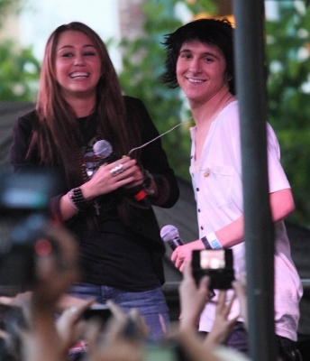 Miley Cyrus (4) - 0 Miley Cyrus-Mitchel Mussos Free Concert at The Grove 0