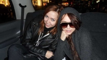 Miley Cyrus - With her Family 2010 (15)