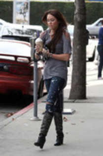 17021770_FMLOQRRUR - Miley Cyrus Grabs a Coffee
