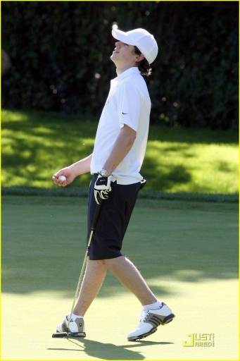 normal_nick-jonas-golfing-guy-02