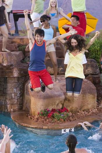 miley-cyrus_COM_highschoolmusical2-cameo-stills001