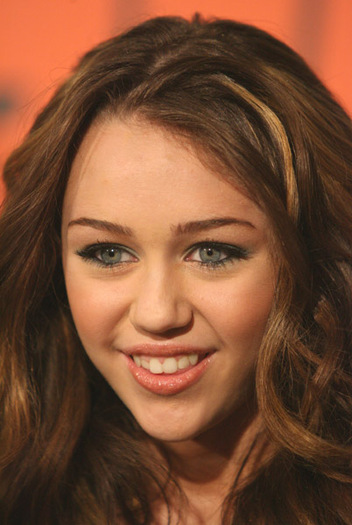 miley-cyrus_dot_com-vh1bigin06-2006dec12_33_