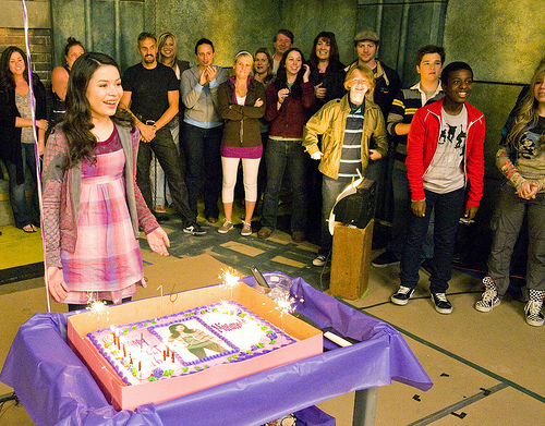 Check out the huge cake that the cast and crew of iCarly
