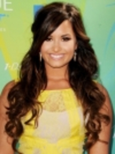 thumb2_demilovato-curlyhalfup-hairstylegetty