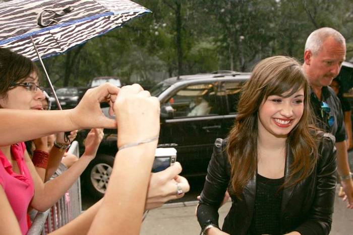 01 - Outside her New York Hotel - August 11th 2008