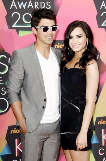 demi-lovato-and-joe-jonas-picture_400x607 - Demi Lovato Attends 2010 Kids Choice Awards