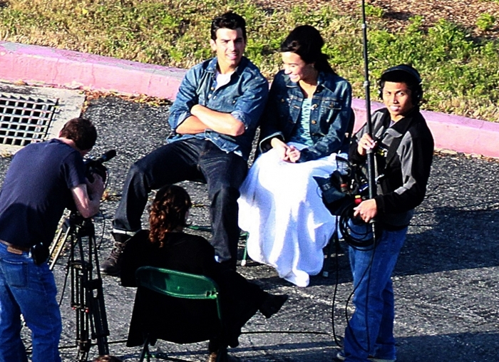 normal_JW_JoeDemivideoshootl0410_HQ-008 - JOE and Demi-at a videoshoot in the outskirts of LA