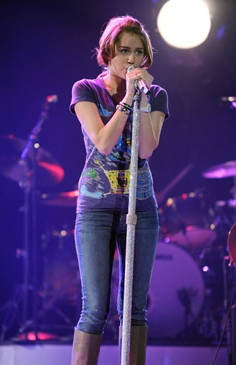 miley-cyrus_COM-americanidol-2009-016