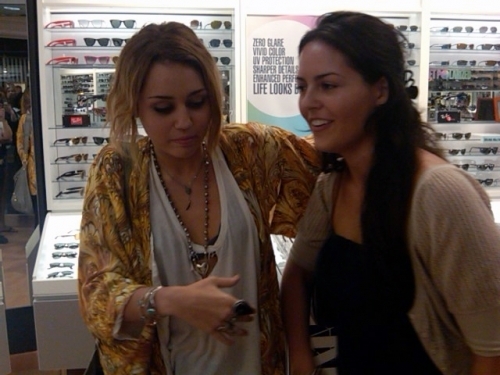 at somerset mall in detroid (6) - miley cyrus at somerset mall in detroid