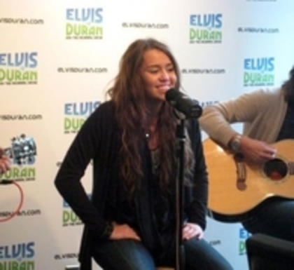 28081556_ZULIQWGSG - x Miley at The Elvis Duran Show