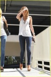 16933090_ZHLURFWFT - Miley out in Hollywood