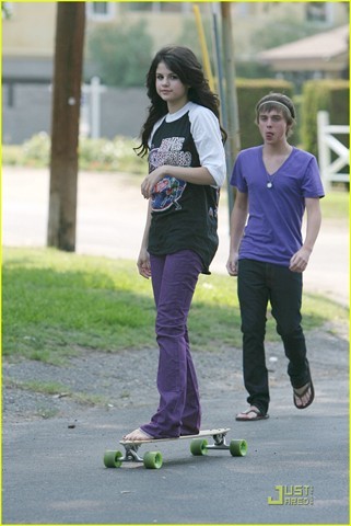 selena-gomez-sick-skateboarder-03