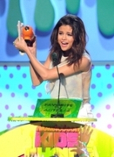 ll - 2 04 2011 - ll (19) - Selena Gomez Award Shows 2O11 April O2 Kids Choice Awards