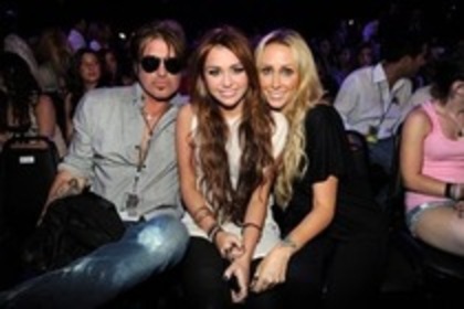 18202971_UANINTPPX - Miley at KCAs Pics