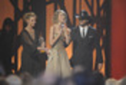 taylorswift9_win_cma09_h_h