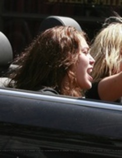 DLFCHEAEBITPCCRPBDO - Miley and her mother drive to Hollywood